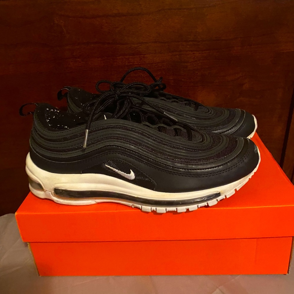 Men’s size 9 nike sneakers (worn)